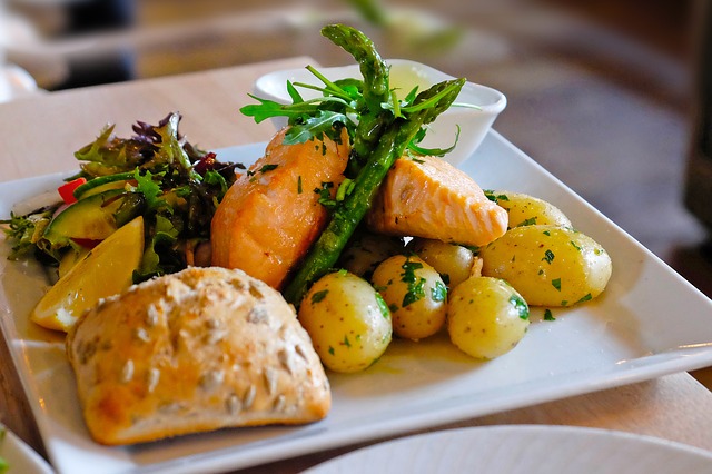 Piatto con salmone e patate, tipica cucina di Oslo in Norvegia
