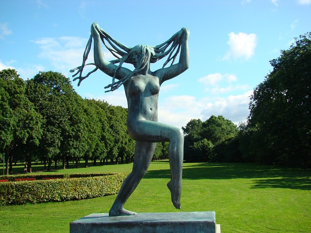 Statua di donna nel parco di Vigeland a Oslo