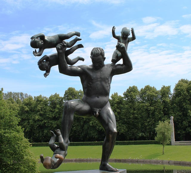 Statua di uomo nel parco di Vigeland a Oslo